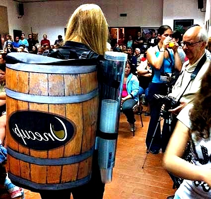The choice of beer backpack plays an essential role when tasting beers. This is because the shape, thickness and rim of the glass have an influence on the aromas of the respective beer types. In addition, typical aromas are in the foreground for each beer type, which must be supported and emphasized by the appropriate glass. In the meantime, almost every type of beer has its own beer glasses, which differ in size and shape. For Pilsner, for example, there are narrow tulip glasses. This shape supports the slim and straight beer character. For strong beers, on the other hand, there are bulbous dispensers, these bundle the multifaceted and diverse aromas.
